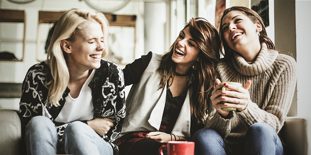 WEB3-FRIENDS-WOMAN-SMILE-LAUGHING-FRIENDSHIP-Liderina-Shutterstock