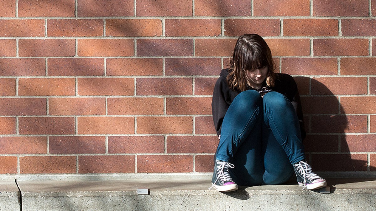WEB3-GIRL-CYBER-BULLYING-CYBERBULLYING-SMARTPHONE-mitchell haindfield-cc