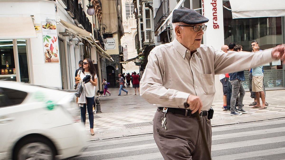WEB3-GRANDPA-OLD-MAN-STREET-Pablo-CC