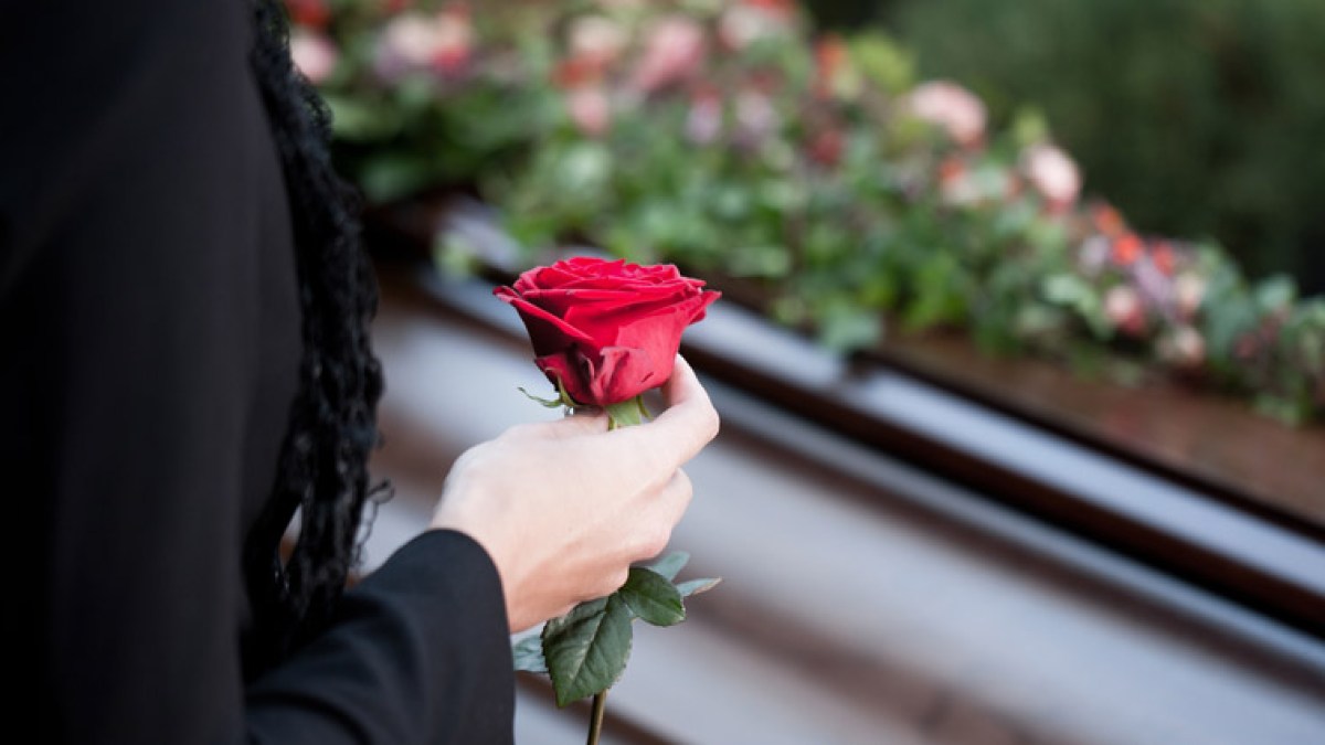 WEB3-MOURN-FUNERAL-FLOWER-shutterstock_87196501- Kzenon-AI