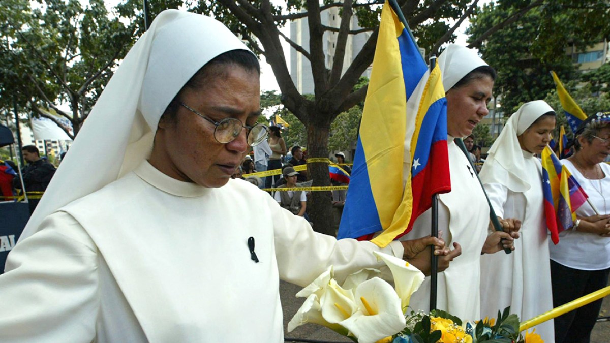 WEB3-NUNS-SISTERS-PRAYING-VENEZULA-000_APW2002120785359-Luis-Acosta-AFP