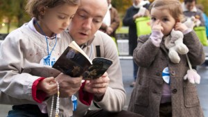 WEB3-ROSARY-FAMILY-CHILDREN-FATHER-ciric_197703–Vincent-Sanctuaire-Lourdes-CIRIC