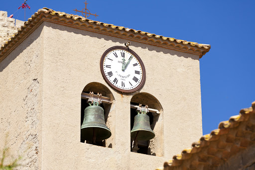 clocher suisse avec ses cloches et son horloge