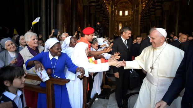 Papa Francisco con clero de Génova