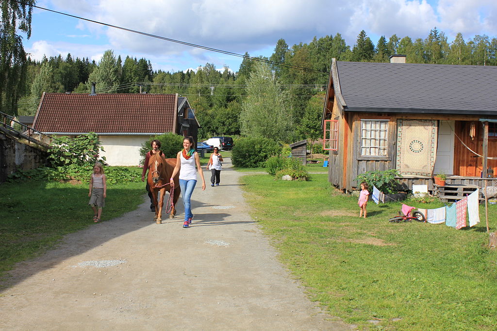 1024px-Hurdal_ecovillage_with_a_horse