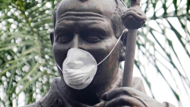 5 Imagen de San Juan Pablo II con un Cubre BOca en simbología a los gases lacrimógenos que la GNB lanza en Chacao (2)