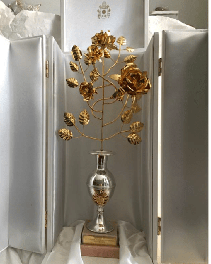 GOLDEN ROSE &#8211; POPE FRANCIS TO OUR LADY OF FATIMA