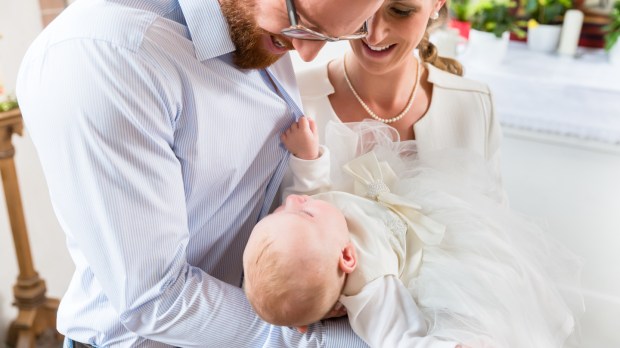 Bautismo: Por qué no debes llevar al bebé vestido de blanco desde casa