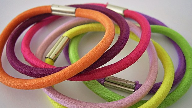 WEB3 HAIR TIES HAIR RUBBER BANDS RUBBERBANDS ON TABLE COLORFUL Marina Shemesh CC