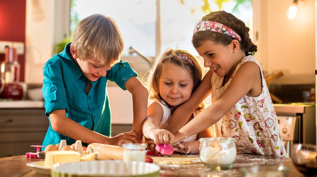 WEB3 KIDS COOKING KITCHEN BAKING SIBLINGS BROTHER SISTERS Shutterstock