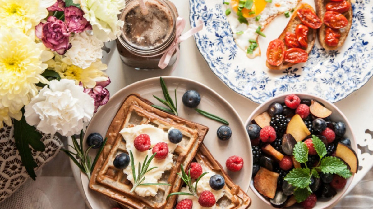WEB3 MOTHERS DAY MEAL WAFFLES FRUIT DISHES Veronika Kirchner