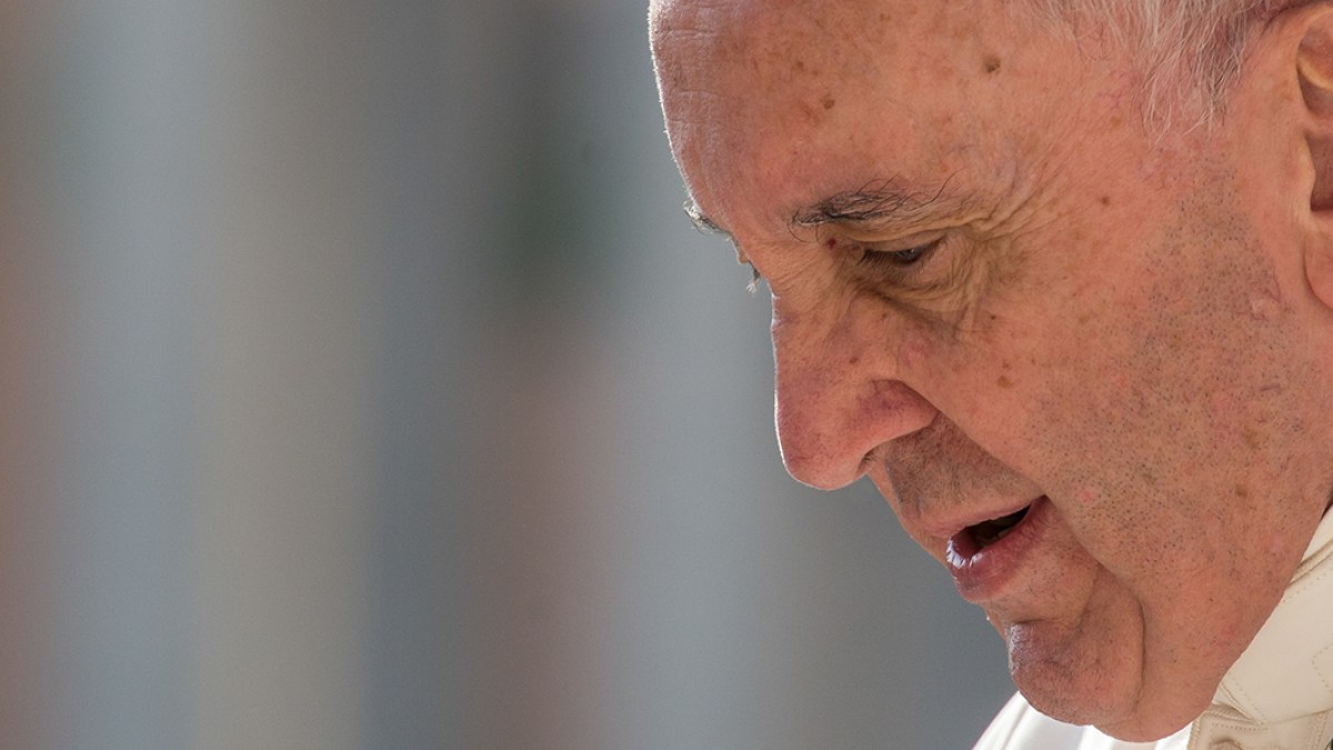 WEB3-POPE-FRANCIS-PROFILE-FACE-LEFT-SIDE-CLOSE-UP-LOOKING-DOWN-Antoine-Mekary-Aleteia