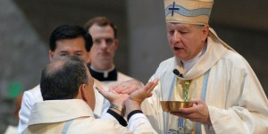 ¿Por qué algunas personas besan las manos de los sacerdotes?
