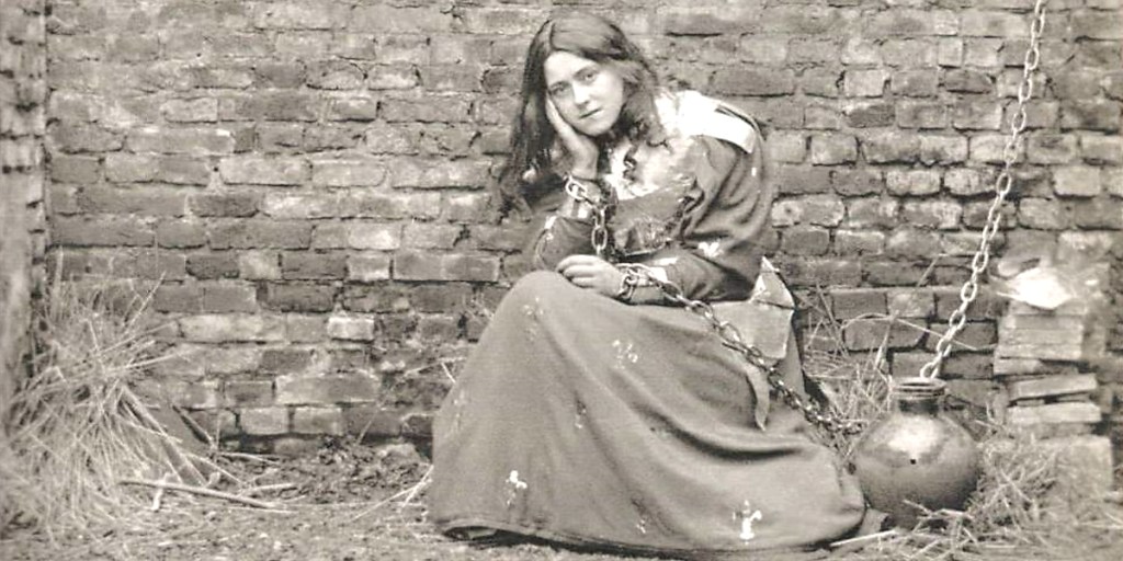 WEB3 ST THERESE OF LISIEUX TAKEN BY HER SISTER CELINE DRESSED AS JOAN OF ARC Archives du Carmel de Lisieux