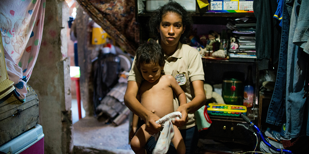 WEB3-VENEZUELA-FOOD-SHORTAGE-MOTHER-CHILD-SHANTYTOWN-000_MC78N-Federico-Parra-AFP