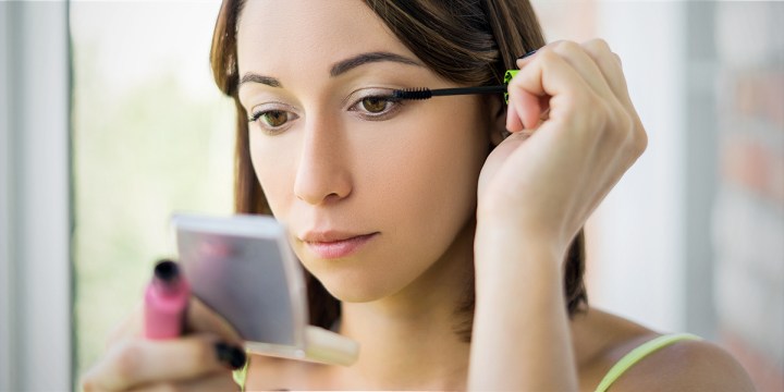 WEB3-WOMAN-MAKEUP-MASCARA-APPLYING-MIRROR-COMPACT-Shutterstock