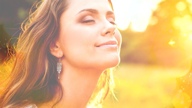 WEB3-WOMAN-SUN-BEAUTY-LIGHT-SMILE-EMBRACE-Shutterstock