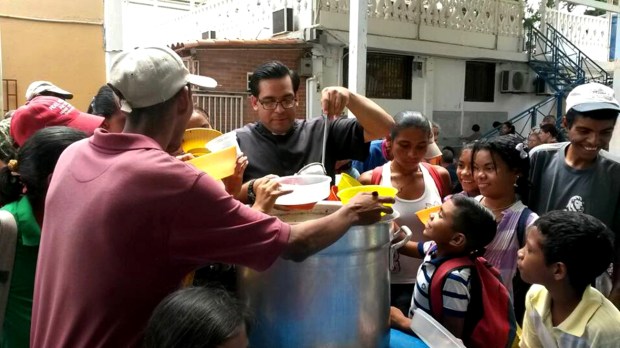 2 Padre Jesús Martínez durante distribución de comida en la Olla Comunitaria de la Parroquia San Francisco de Asís en El Tocuyo, estado Lara &#8211; Venezuela 11Junio2017 Foto @GuardianCa