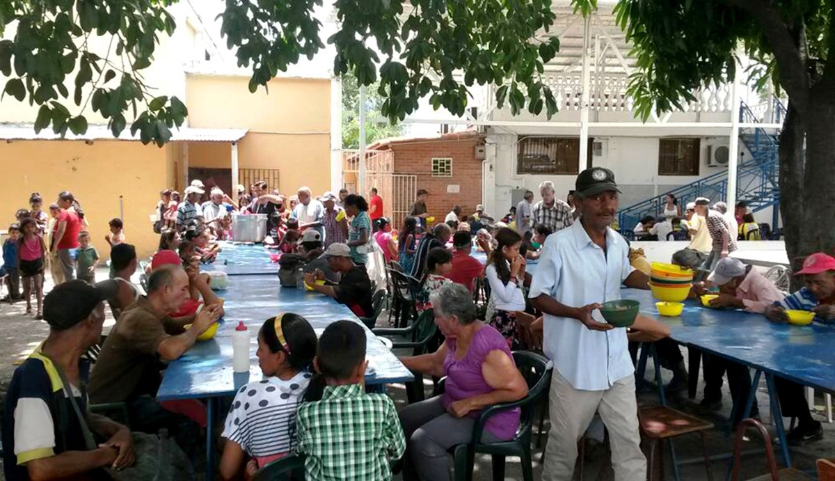 4 Padre Jesús Martínez durante distribución de comida en la Olla Comunitaria de la Parroquia San Francisco de Asís en El Tocuyo, estado Lara – Venezuela 11Junio2017 Foto @GuardianCa