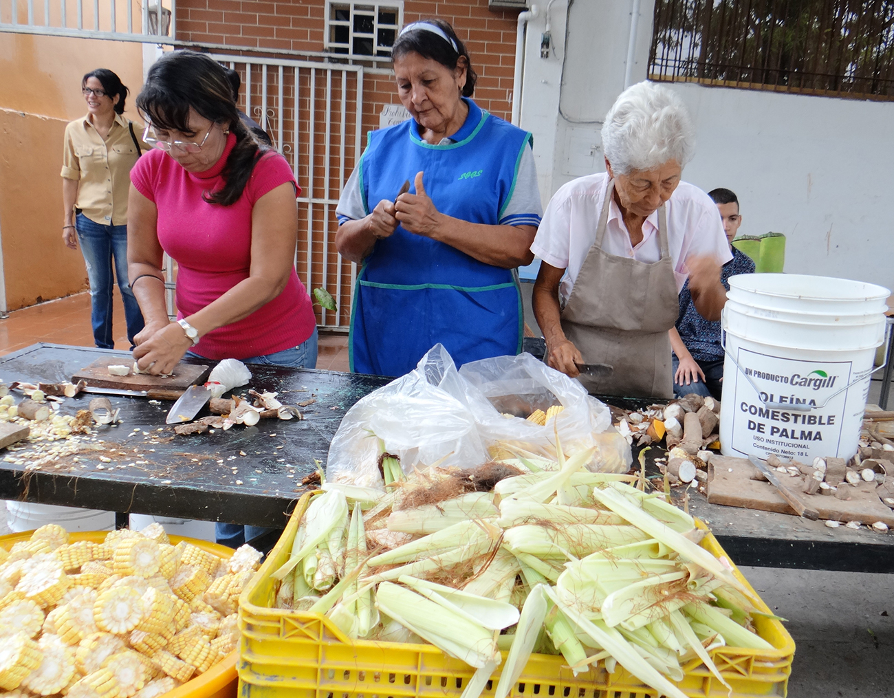 5 Padre Jesús Martínez durante distribución de comida en la Olla Comunitaria de la Parroquia San Francisco de Asís en El Tocuyo, estado Lara – Venezuela 11Junio2017 Foto @GuardianCa