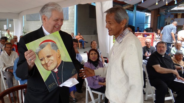 Prensa 3 Uno de los rsidentes de la Casa Hogar entrega una pintura al Cardenal Urosa (1)