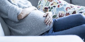Madres cada vez más mayores y con menos hijos
