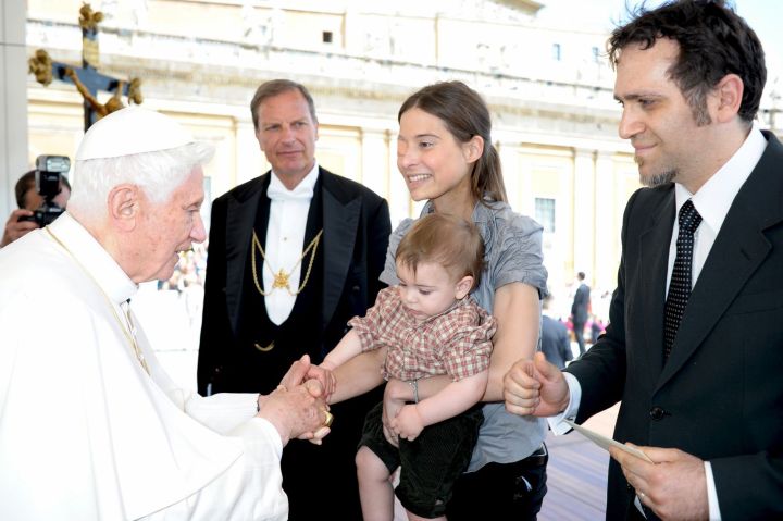 WEB ENRICO PETRILLO CHIARA CORBELLA AND SON MEET POPE BENEDICT Revista mision