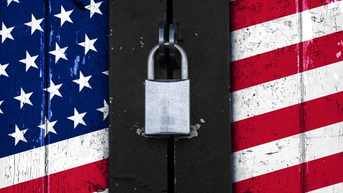 WEB3-AMERICA-US-FLAG-CLOSED-LOCKED-LOCK-shutterstock_573442657-By Maren Winter-AI
