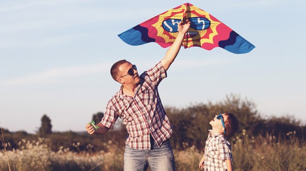 WEB3-DAD-FATHER-SON-CHILD-FLYING-KITE-FIELD-FUN-Shutterstock