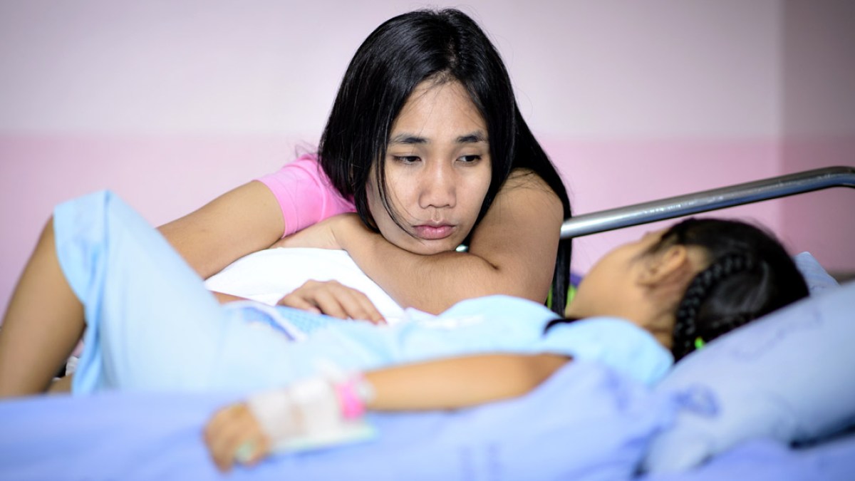 WEB3 MOM DAUGHTER HOSPITAL SICK CHILD HOSPITAL BED Shutterstock