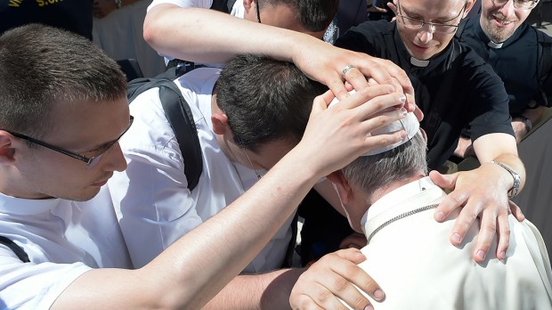 WEB3-PHOTO-OF-THE-DAY-POPE-FRANCIS-HANDS-SEMINARIANS-000_PC2ND-Osservatore-Romano-AFP