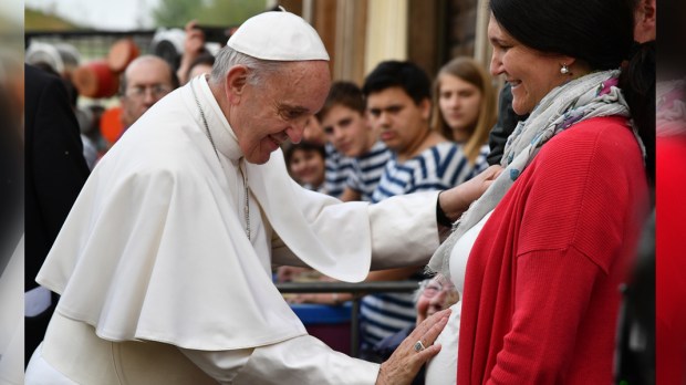 WEB3 POPE FRANCIS BLESSES PREGNANT WOMAN MOTHER Vincenzo Pinto AFP