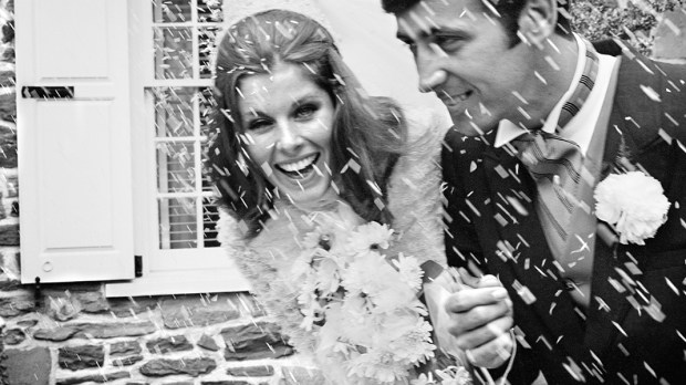 WEB3-WEDDING-RICE-BRIDE-GROOM-HAPPY-CELEBRATE-H