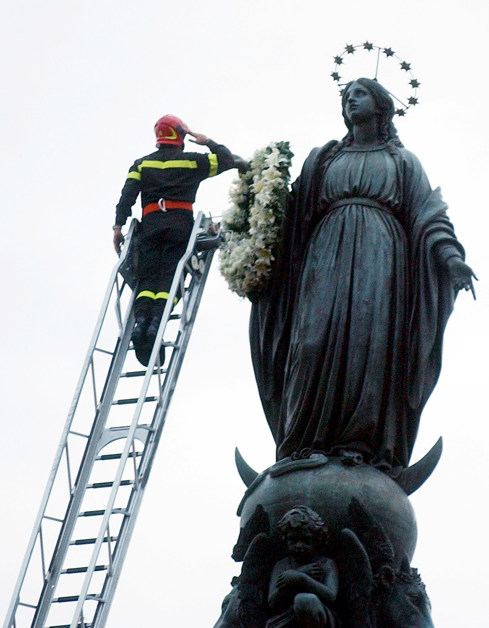WEB2-PHOTO-OF-THE-DAY-IMMACULATE-CONCEPTION-FIREFIGHTER-AP_04120802681-Gregorio-Borgia-AP-Photo