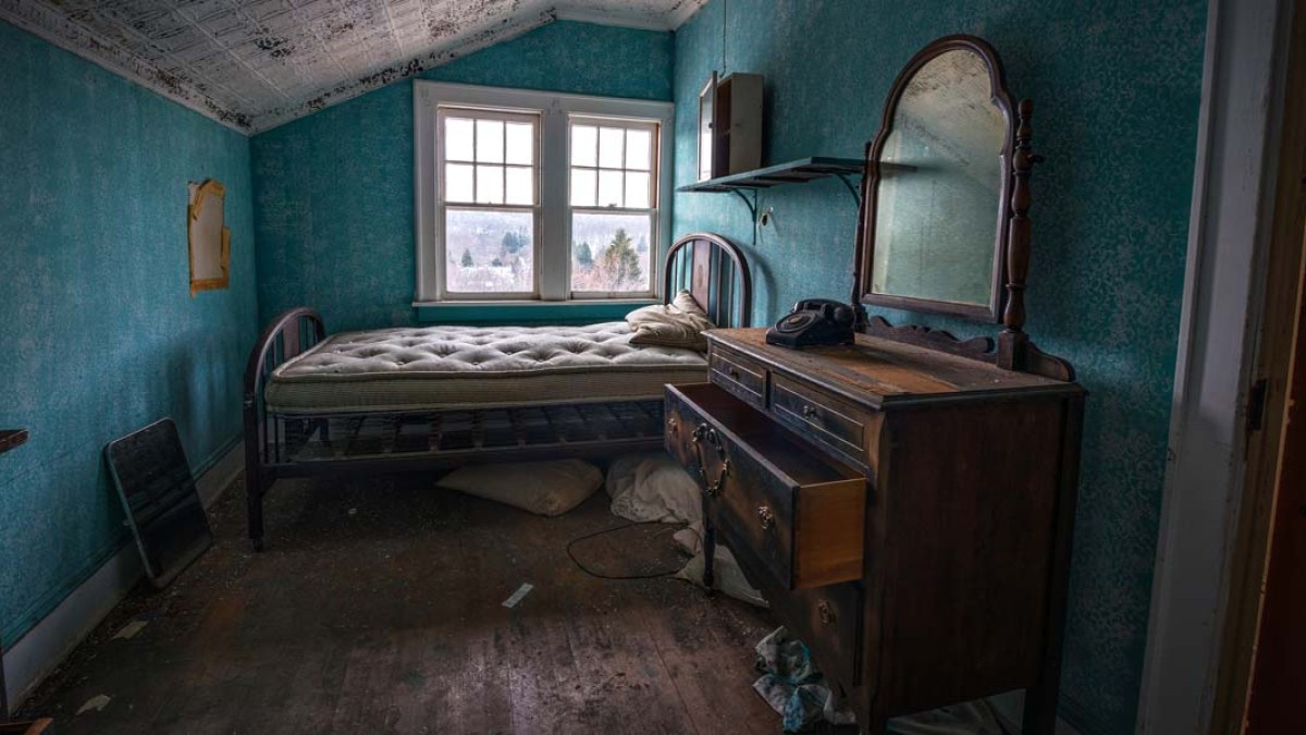 WEB3 CREEPY MIRROR ABANDONED ROOM HOTEL EERIE HAUNTED DRESSER BED Shutterstock
