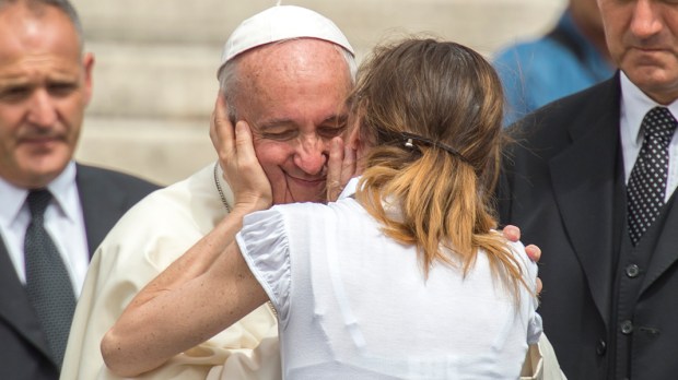WEB3-PHOTO-OF-THE-DAY-POPE-FRANCIS-FACE-HANDS-WOMAN-Antoine-Mekary-Aleteia