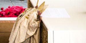 ¿Por qué el sacerdote besa el altar en la misa?