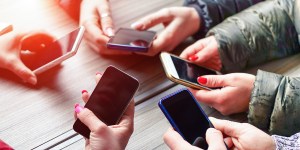 ¿Cómo convencer a los chicos de que no usen el móvil hasta los 18 años?