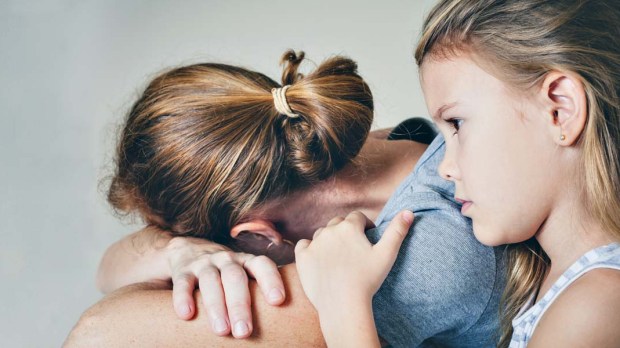 WEB3 WOMAN SAD CRYING DEPRESSED MISCARRIAGE CHILD GIRL LITTLE GIRL HUG COMFORT Shutterstock