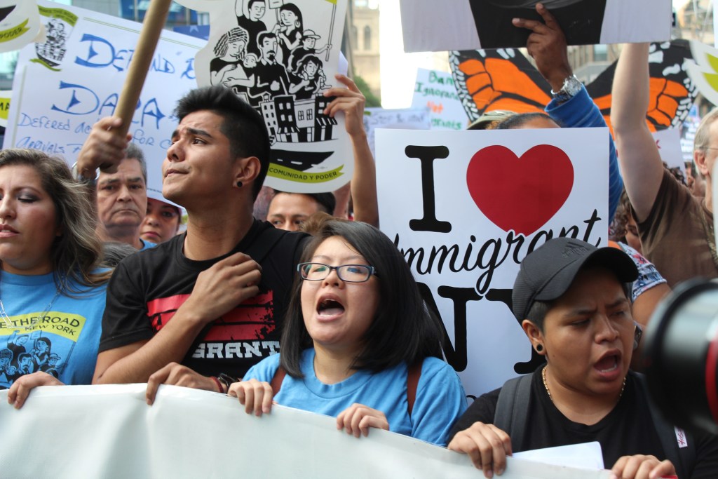 Miles de inmigrantes marchan en Nueva York