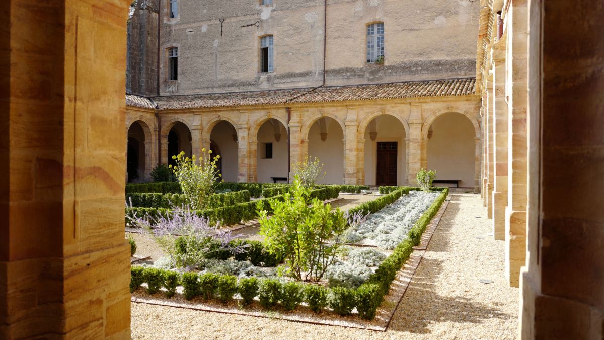 Cloître de l’abbaye Sainte-Marie de Lagrasse (Aude) – Chanoines réguliers de la Mère de Dieu ©Sabine de Rozières