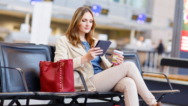 FEMME ATTENDANT A L'AEROPORT