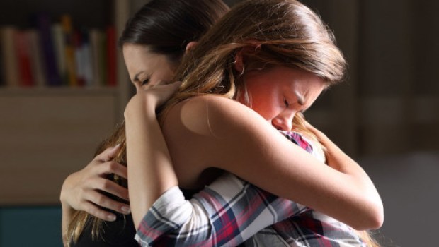 FEMMES S'ENLAÇANT