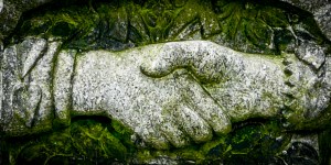 El signo de la paz: Las raíces antiguas del saludo que hacemos en la misa