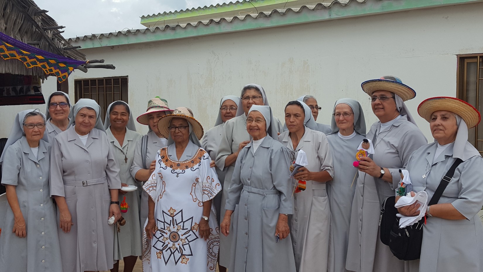 Foto 13 – Superiora y Provincial de las Lauritas acudieron a celebración de bodas de oro religiosas de Fanny Machado – Carlos Zapata (1)