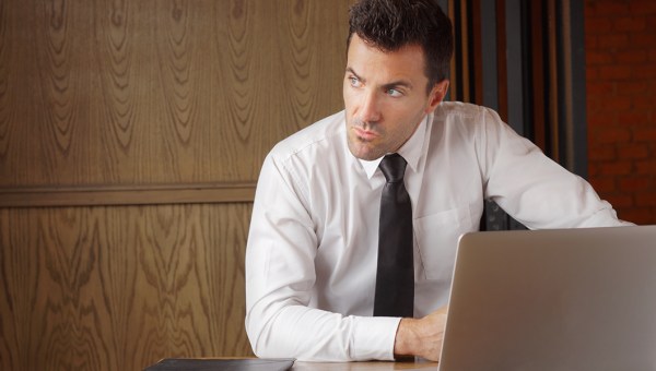 ROZZŁOSZCZONY MĘŻCZYZNA