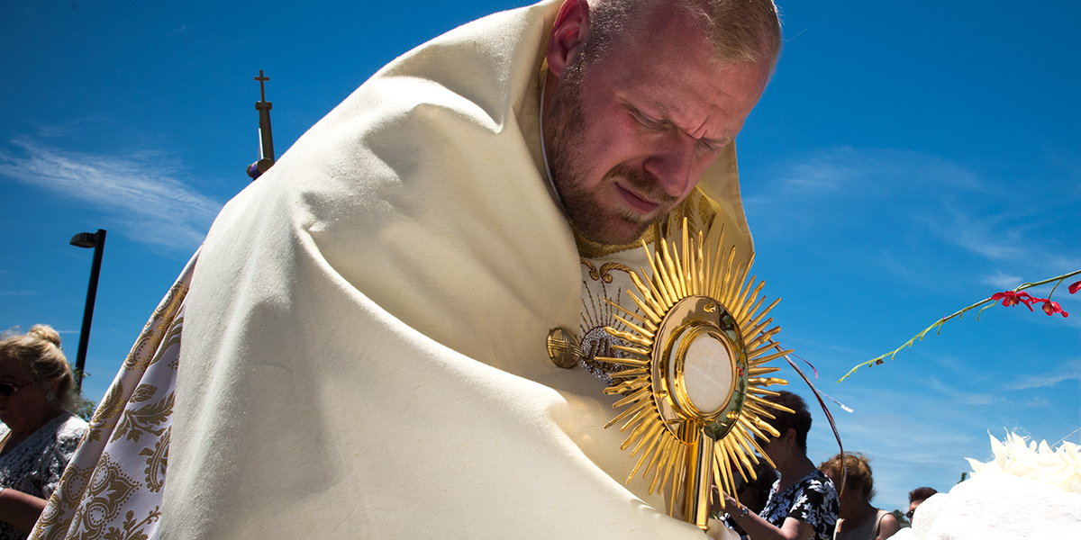 web3-photo-of-the-day-father-marcin-kania-blessed-sacrament-jeffrey-bruno-aleteia