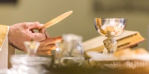 ¿Qué dice el sacerdote en voz baja durante la Misa?