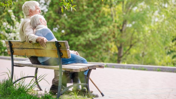 PERSONNES AGEES SUR UN BANC