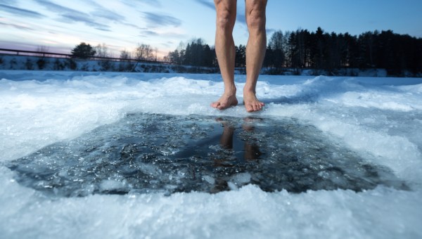HOMME QUI VA PLONGER DANS UNE MER GLACEE